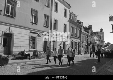 Alte Stadt-Straße von Sandomierz mit Touristen oder Besucher, schwarzen und weißen redaktionelle Fotografie, Woiwodschaft Podkarpackie, Polen Stockfoto