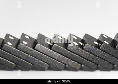 Zusammensetzung des Lügens schwarze Domino Ziegel mit weißen Punkten Stockfoto