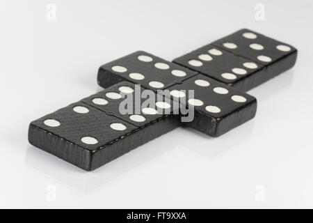 Zusammensetzung des Lügens schwarze Domino Ziegel mit weißen Punkten Stockfoto