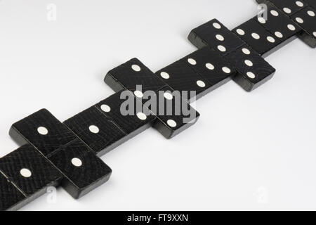 Zusammensetzung des Lügens schwarze Domino Ziegel mit weißen Punkten Stockfoto