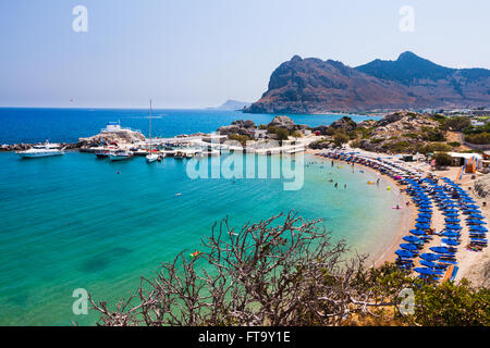 Kolymbia Beach mit der felsigen Küste in Griechenland. Stockfoto