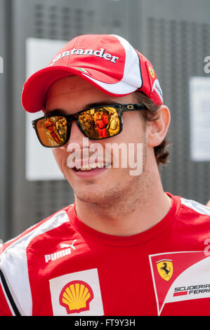 Jules Bianchi im Fahrerlager von Montecarlo während des Formel 1 Gran Prix-Wochenendes in Ferrari Hemd und Hut. Stockfoto