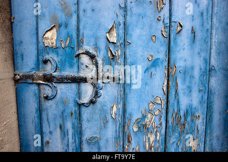 Scharnier-Detail auf eine alte Tür mit abblätternde Farbe Stockfoto