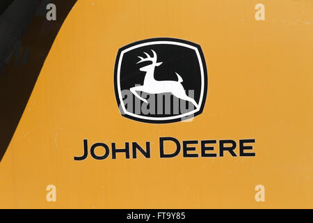 John Deere-Logo auf der Planierraupe Stockfoto