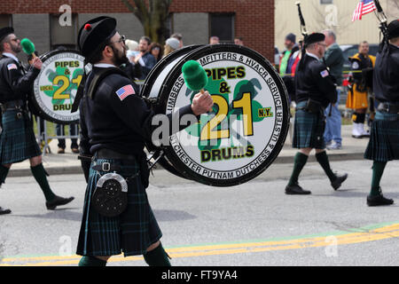 Pipes und Drums Band marschieren in St. Patricks Day parade Yonkers New York Stockfoto