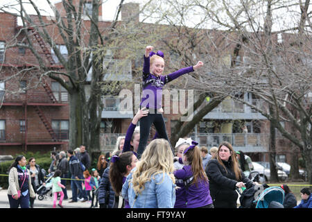 Junge Mädchen marschieren in St. Patricks Day parade Yonkers New York Stockfoto