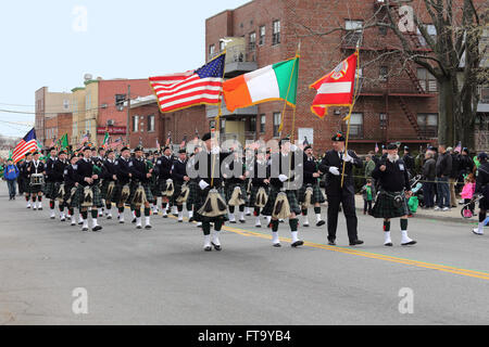 Pipes und Drums Band marschieren in St. Patricks Day parade Yonkers New York Stockfoto