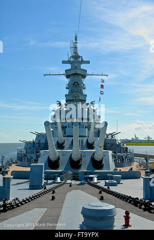 Mobile Bay, Alabama, USA, 9. September 2010 USS Alabama BB-60 ein South-Dakota-Klasse Schlachtschiff im 1942 in Auftrag gegeben und ein Veteran der Atlantik und Pazifik Fronten während des zweiten Weltkriegs. Stolz liegt auf Schlachtschiff Park in Alabama Mobile Bay.  Bildnachweis: Mark Reinstein Stockfoto