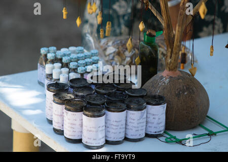 Kräuter-Behandlungen und Tränke für Verkauf auf dem jährlichen Heilung Festival in der Karwoche auf Siquijor Island, Philippinen Stockfoto