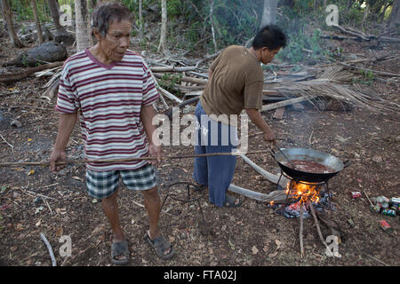 Traditionelle Heiler auf Siquijor Island Brauen/Köchin eine Mischung von Heilpflanzen und Kräutern auf die Karwoche Samstag schwarz Stockfoto