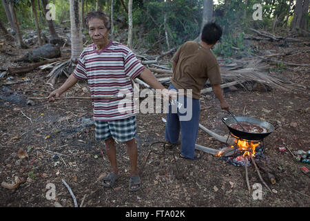 Traditionelle Heiler auf Siquijor Island Brauen/Köchin eine Mischung von Heilpflanzen und Kräutern auf die Karwoche Samstag schwarz Stockfoto