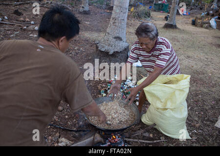 Traditionelle Heiler auf Siquijor Island Brauen/Köchin eine Mischung von Heilpflanzen und Kräutern auf die Karwoche Samstag schwarz Stockfoto