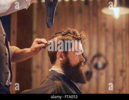 Professionelle Friseur Haar-Styling des Auftraggebers Stockfoto