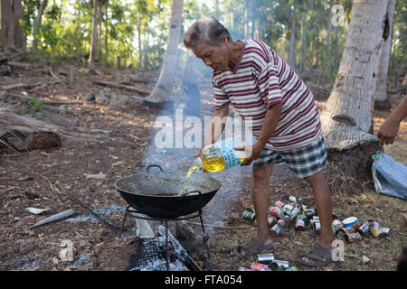 Traditionelle Heiler auf Siquijor Island Brauen/Köchin eine Mischung von Heilpflanzen und Kräutern auf die Karwoche Samstag schwarz Stockfoto