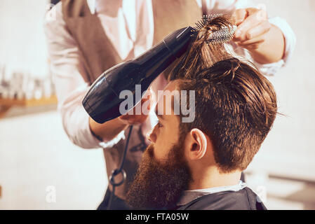 Profi Friseur trocknen Haare des Auftraggebers Stockfoto