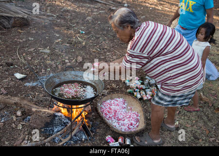 Traditionelle Heiler auf Siquijor Island Brauen/Köchin eine Mischung von Heilpflanzen und Kräutern auf die Karwoche Samstag schwarz Stockfoto