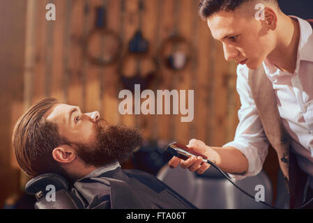 Netter Mann sitzen im Frisörsalon Stockfoto