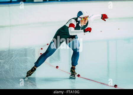 Tscheljabinsk, Russland - 15. Oktober 2015: Closeup weibliche Speedskater beim Cup of Russia am Eisschnelllauf Stockfoto