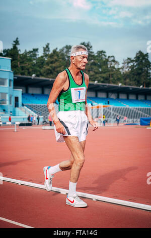 sehr alte Sportler liefen die Track-Stadion in Chelyabinsk-marathon Stockfoto