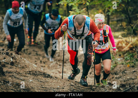 Gruppe von Athleten, die entlang einem Waldweg in Mount während Bergmarathon Stockfoto