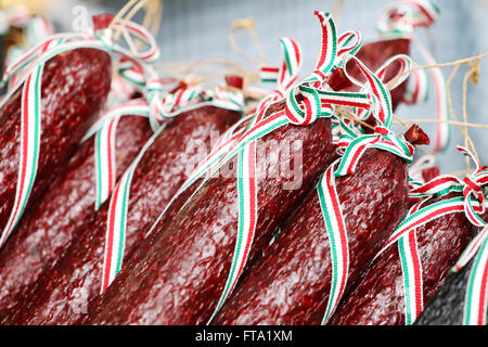 Nahaufnahme von traditionellen ungarischen hausgemachte Salami auf Bauernmarkt zum Verkauf Stockfoto