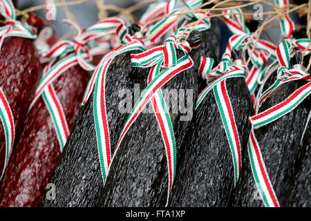 Nahaufnahme von traditionellen ungarischen hausgemachte Salami auf Bauernmarkt zum Verkauf Stockfoto