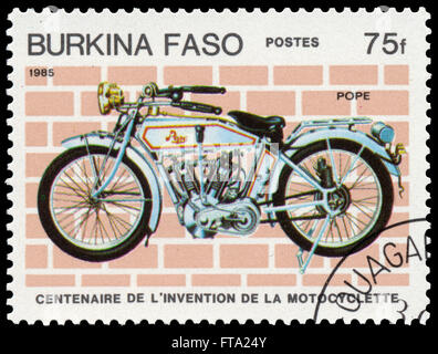 BUDAPEST, Ungarn - 18. März 2016: eine Briefmarke gedruckt in Burkina Faso zeigt Bild von einem Oldtimer Motorrad, Papst, ca. 1985 Stockfoto
