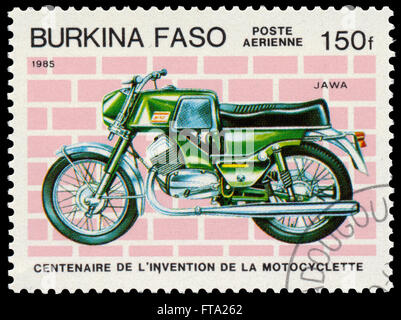 BUDAPEST, Ungarn - 18. März 2016: eine Briefmarke gedruckt in Burkina Faso zeigt Bild von einem Oldtimer Motorrad Jawa, ca. 1985 Stockfoto