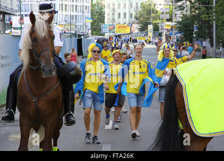 Kiew, UKRAINE - 11. Juni 2012: Schwedische Fußball-Fans gehen auf den Straßen von Kiew Stadt vor der UEFA EURO 2012 Spiel gegen die Ukraine am Olympiastadion Stockfoto