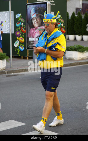 Kiew, UKRAINE - 11. Juni 2012: Schwedische Fußball-Fan geht auf den Straßen von Kiew Stadt vor der UEFA EURO 2012 Spiel gegen die Ukraine Stockfoto