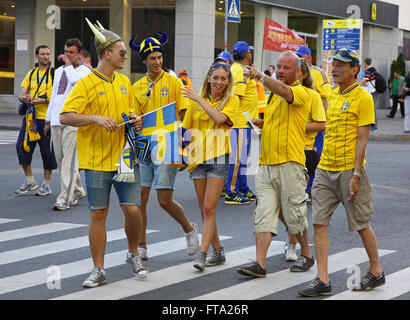 Kiew, UKRAINE - 11. Juni 2012: Schwedische Fußball-Fans gehen auf den Straßen von Kiew Stadt vor der UEFA EURO 2012 Spiel gegen die Ukraine am Olympiastadion Stockfoto