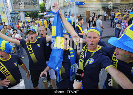 Kiew, UKRAINE - 11. Juni 2012: Schwedische Fußball-Fans gehen auf den Straßen von Kiew Stadt vor der UEFA EURO 2012 Spiel gegen die Ukraine am Olympiastadion Stockfoto