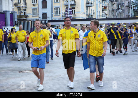 Kiew, UKRAINE - 11. Juni 2012: Schwedische Fußball-Fans gehen auf den Straßen von Kiew Stadt vor der UEFA EURO 2012 Spiel gegen die Ukraine Stockfoto