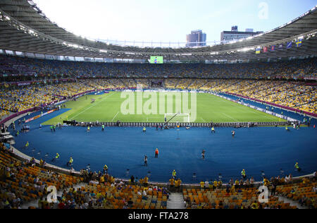 Kiew, UKRAINE - 11. Juni 2012: Panorama Olympiastadion in Kiew (NSK Olimpiyskyi) während der UEFA EURO 2012 Spiel Ukraine Vs Schweden Stockfoto