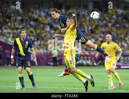 Kiew, UKRAINE - 11. Juni 2012: Zlatan Ibrahimovic von Schweden (#10) kämpft für eine Kugel mit Yevhen Khacheridi der Ukraine während der UEFA EURO 2012 Spiel im Olympiastadion in Kiew Stockfoto