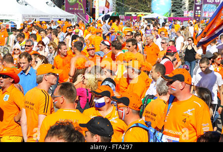 Charkiw, UKRAINE - 13. Juni 2012: Holland Team Fußballfans zu Fuß auf einer Straße der Stadt Charkiw vor UEFA EURO 2012 Spiel gegen Deutschland am 13. Juni 2012 in Charkow, Ukraine Stockfoto