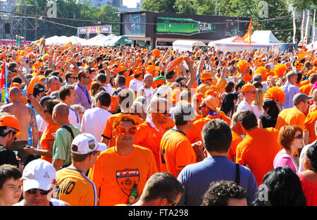 Charkiw, UKRAINE - 13. Juni 2012: Holland Team Fußballfans zu Fuß auf einer Straße der Stadt Charkiw vor UEFA EURO 2012 Spiel gegen Deutschland am 13. Juni 2012 in Charkow, Ukraine Stockfoto