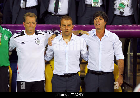 Charkiw, UKRAINE - 13. Juni 2012: Deutschland Fußball-Team Cheftrainer Joachim Low (R) auf während der UEFA EURO 2012 Spiel gegen die Niederlande blickt Stockfoto