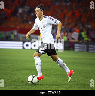 Charkiw, UKRAINE - 13. Juni 2012: Mesut Özil Deutschland steuert eine Kugel während der UEFA EURO 2012 Spiel gegen die Niederlande Stockfoto