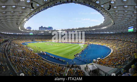 Kiew, UKRAINE - 11. Juni 2012: Panorama Olympiastadion in Kiew (NSK Olimpiyskyi) während der UEFA EURO 2012 Spiel Ukraine Vs Schweden Stockfoto