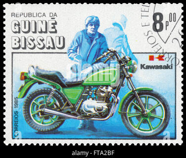 BUDAPEST, Ungarn - 18. März 2016: eine Briefmarke gedruckt in der Guinea-Bissau zeigt Kawasaki Motorrad Centenary, ca. 1985 Stockfoto