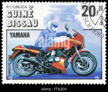 BUDAPEST, Ungarn - 18. März 2016: eine Briefmarke gedruckt in der Guinea-Bissau zeigt Yamaha Motorrad Centenary, ca. 1985 Stockfoto