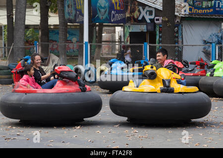 Bischkek, Kirgistan - 30. September 2014: Familie Spaß mit Autoscooter in einem Vergnügungspark. Stockfoto