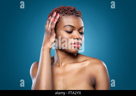 Schwarze schöne Frau mit kurzen stacheligen rote Haare Stockfoto