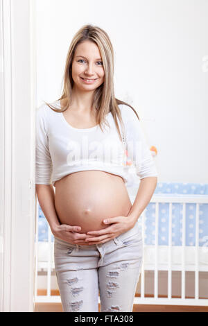 Jung und glücklich schwanger Frau erwartet ein baby Stockfoto