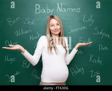 Schwangere Frau versucht, einen Namen für ihr Baby wählen Stockfoto