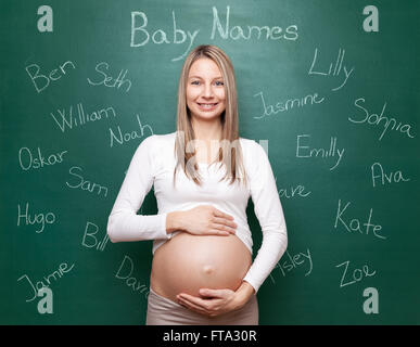 Schwangere Frau versucht, einen Namen für ihr Baby wählen Stockfoto