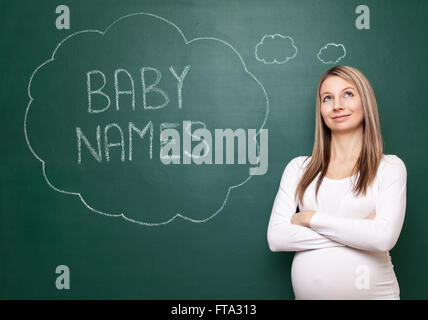 Schwangere Frau versucht, einen Namen für ihr Baby wählen Stockfoto