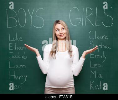 Schwangere Frau versucht, einen Namen für ihr Baby wählen Stockfoto