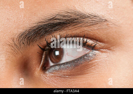 Nahaufnahme von einer jungen Frau Auge wegschauen Stockfoto